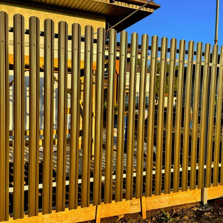 Фото 4 евроштакетник Эко-М образный RAL8019 Темный Шоколад двусторонний