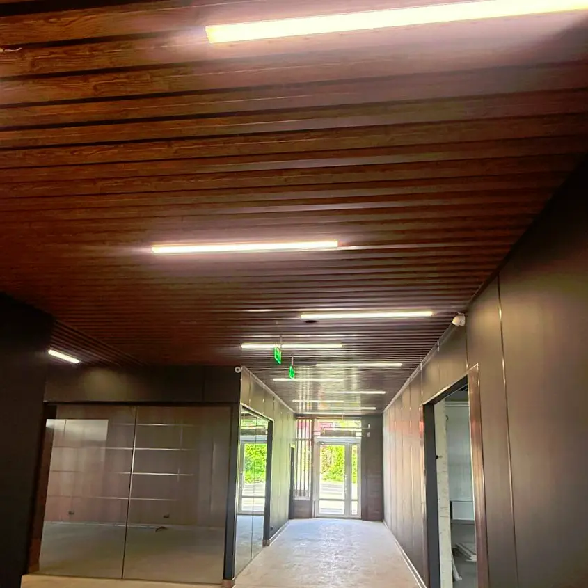 Фото 4 рейка под дерево Темный Дуб 3D на потолке торгового центра